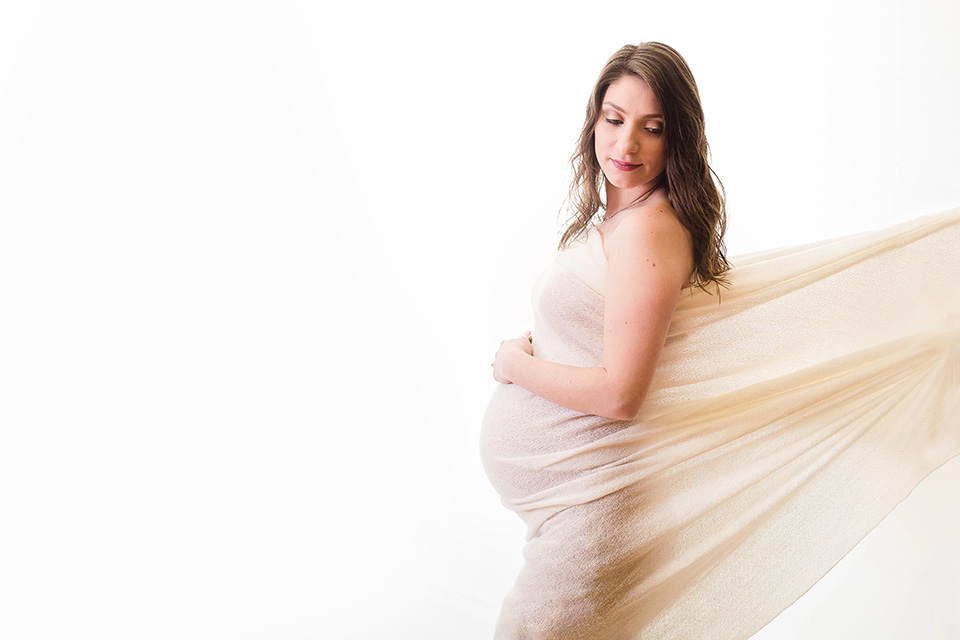 simple classic maternity pictures, pregnancy photos in Cincinnati OH