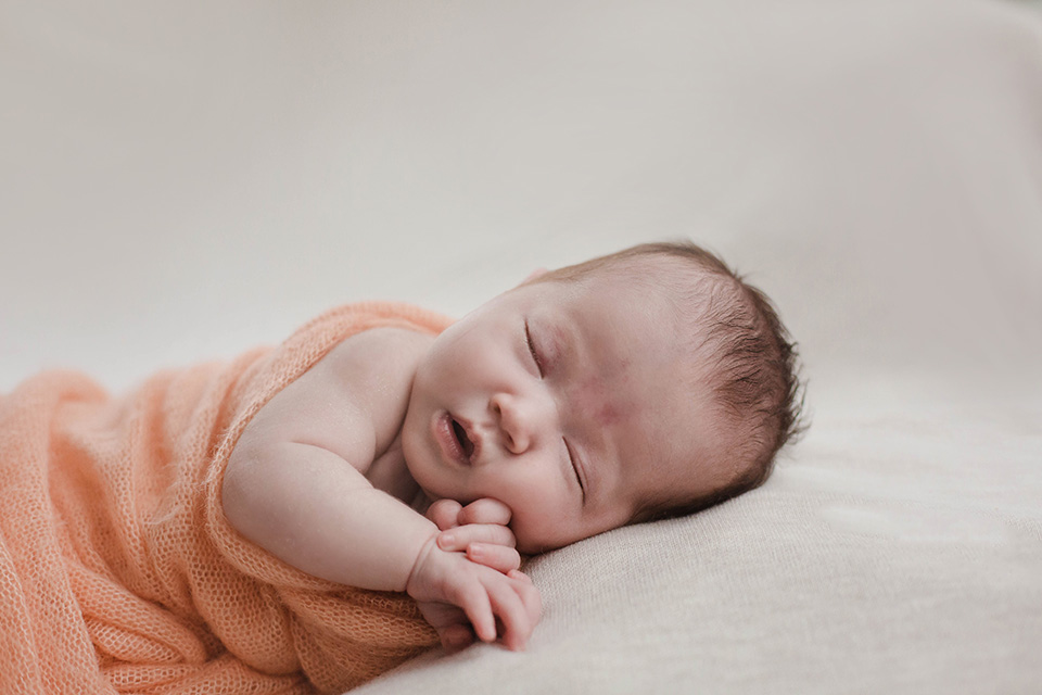 newborn baby with angel kiss birthmark, how to edit birthmarks in newborn photography