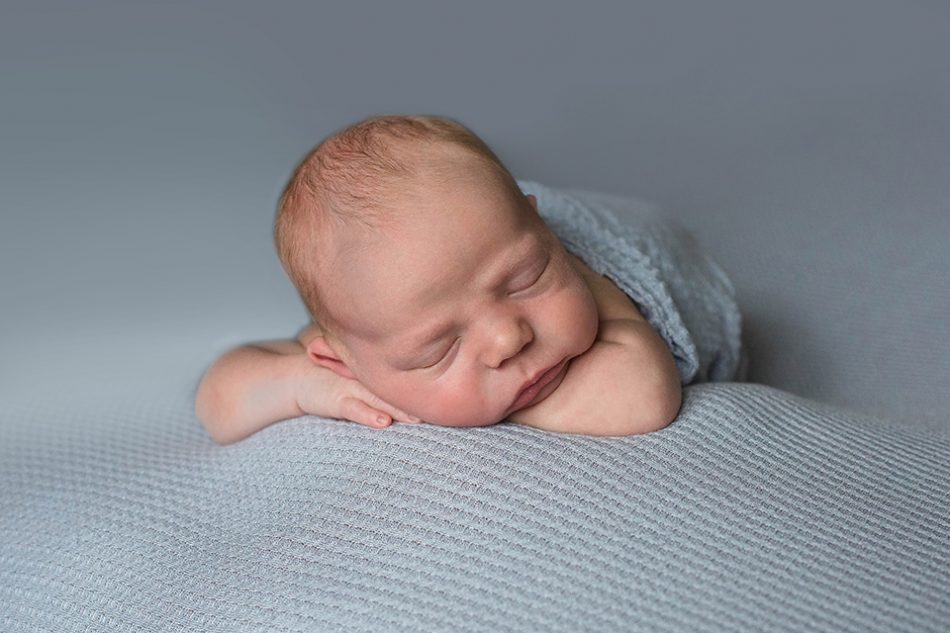 Cincinnati newborn photographer offers in home newborn pictures