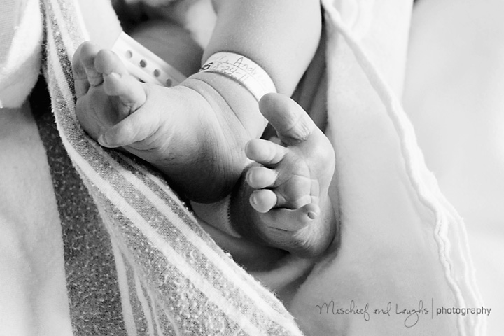 newborn baby feet with hospital tag