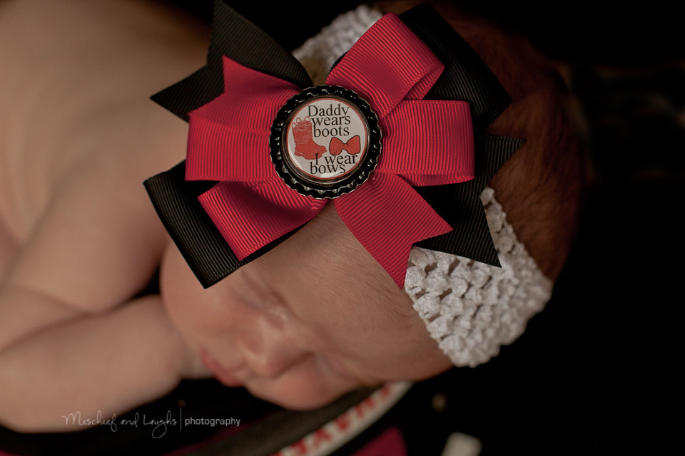 Hairbow for the daughter of a firefighter, it reads "daddy wears boots, I wear bows"