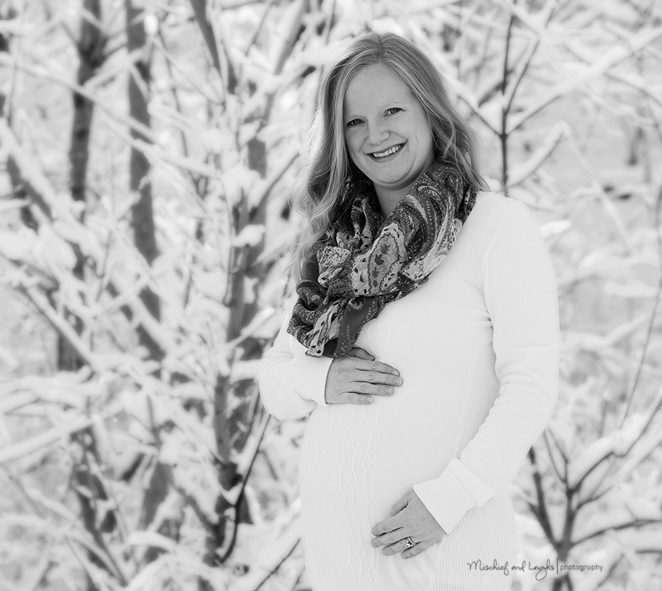 maternity session outdoors in the snow