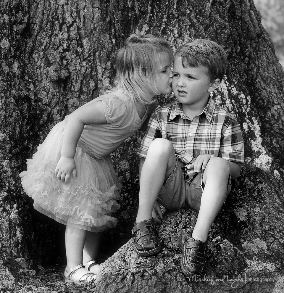 children-siblings-kissing