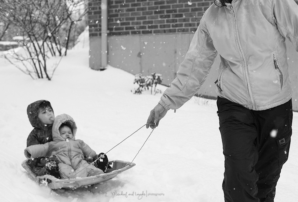 Snowy lifestyle photo session, documentary family pictures, Cincinnati OH