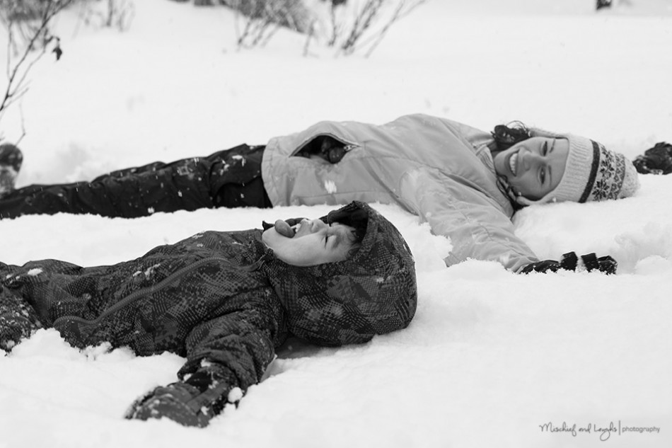 Snowy lifestyle photo session, documentary family pictures, Cincinnati OH