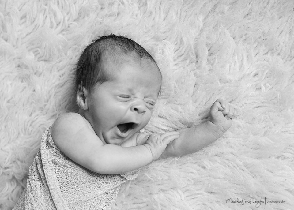 newborn-yawn