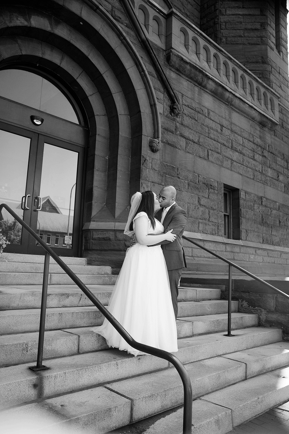 pictures on the courthouse steps, iconic elopement photos 