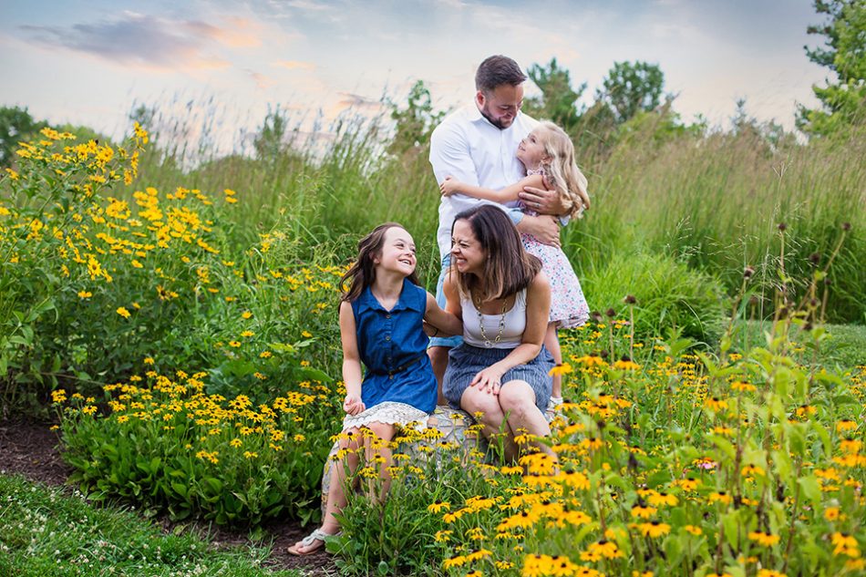 Cincinnati Ohio photographer takes outdoor family pictures with flowers