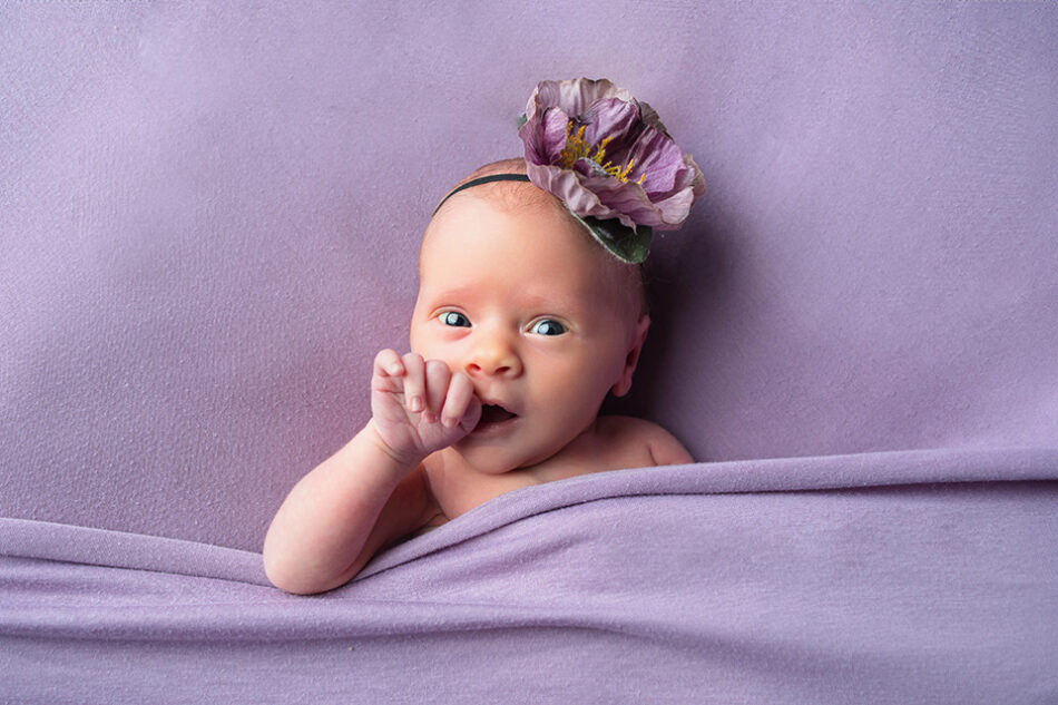 awake and alert newborn pictures in Cincinnati oh