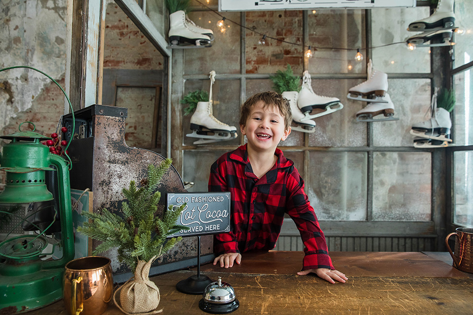 Cocoa Stand themed Christmas mini session, indoor pet friendly mini session in Cincinnati OH