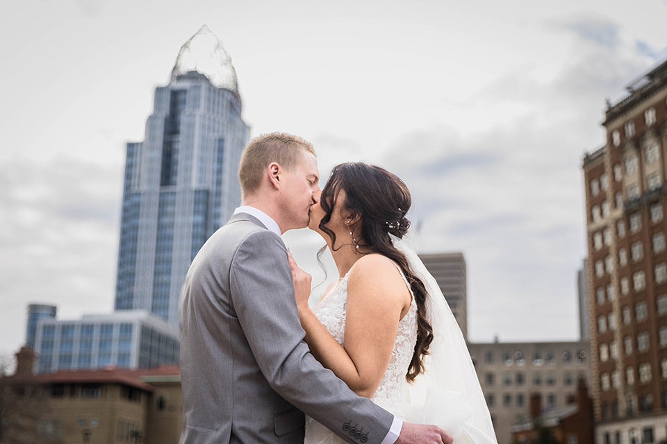 bride and groom next to the winter skyline in Cincinnati oh